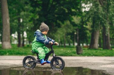 A primeira bicicleta: como escolher uma balance bike segura
