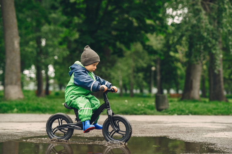 A primeira bicicleta: como escolher uma balance bike segura