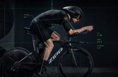 A tortura aerodinâmica: por que o bike fit de triathlon exige sacrifícios biomecânicos
