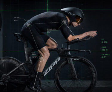 A tortura aerodinâmica: por que o bike fit de triathlon exige sacrifícios biomecânicos