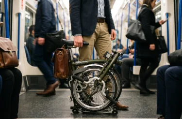 Os erros que ciclistas cometem ao transportar dobráveis no transporte público