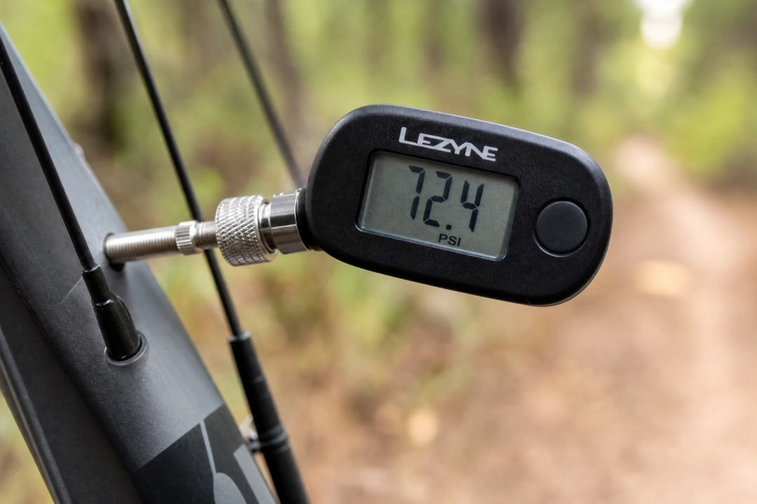 Como encontrar a pressão certa do pneu para peso, terreno e estilo de pedalar Como encontrar a pressão certa do pneu para peso, terreno e estilo de pedalar
