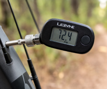 Como encontrar a pressão certa do pneu para peso, terreno e estilo de pedalar