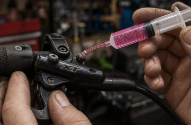 Manete esponjoso? Saiba quando o freio hidráulico da bike usada precisa de sangria