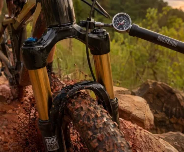 Garfo a ar ou mola de aço distingue MTB de trilha de bike de passeio
