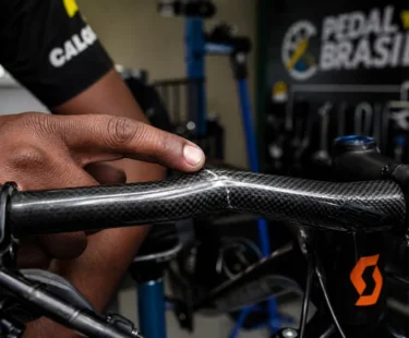 Guidão de carbono ou alumínio: torque, vibração e trinca na compra