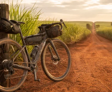 Cinco anos de bikepacking envelhecem um quadro gravel de carbono?